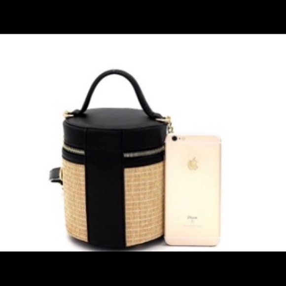 Women’s Barrel shaped Straw Shoulder bag - Picture 4 of 6